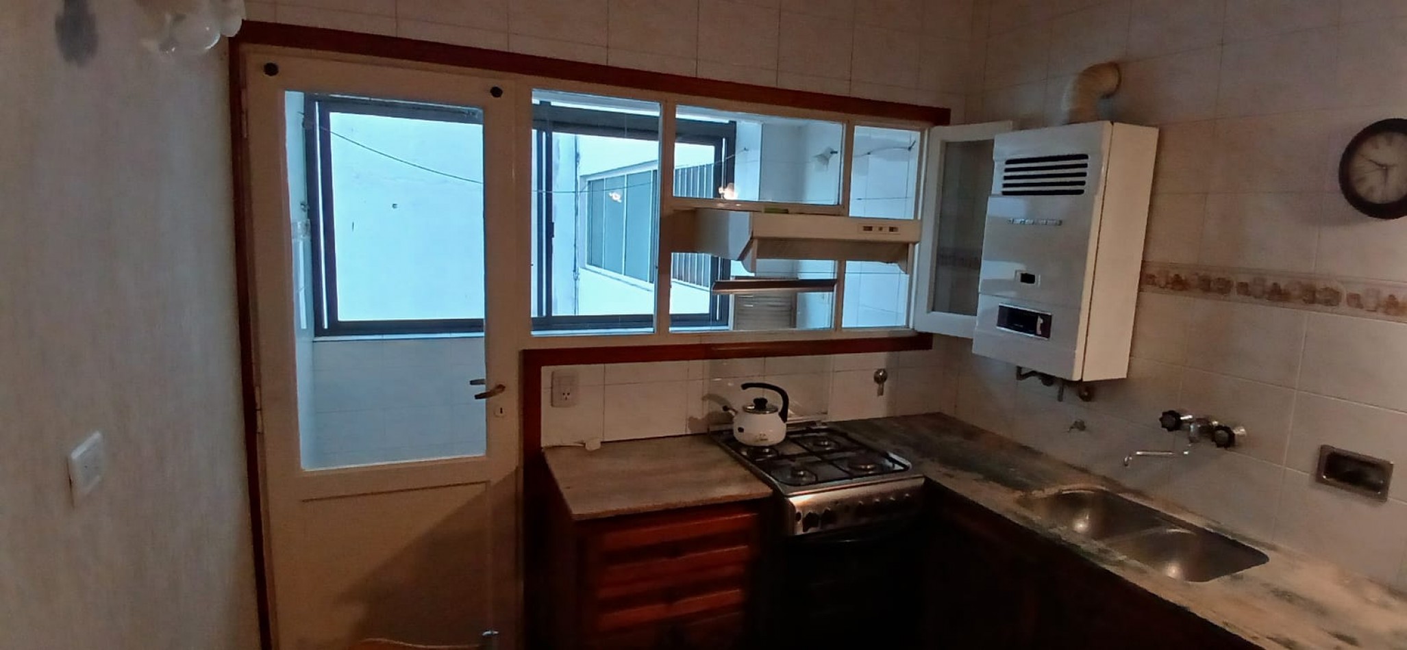 ALQUILER 24 MESES. 3 AMB.COCHERA, ALGUNOS MUEBLES.