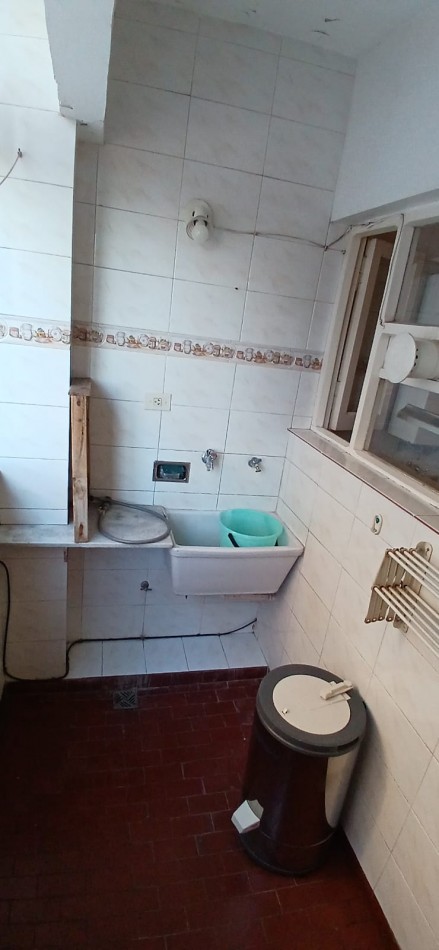ALQUILER 24 MESES. 3 AMB.COCHERA, ALGUNOS MUEBLES.