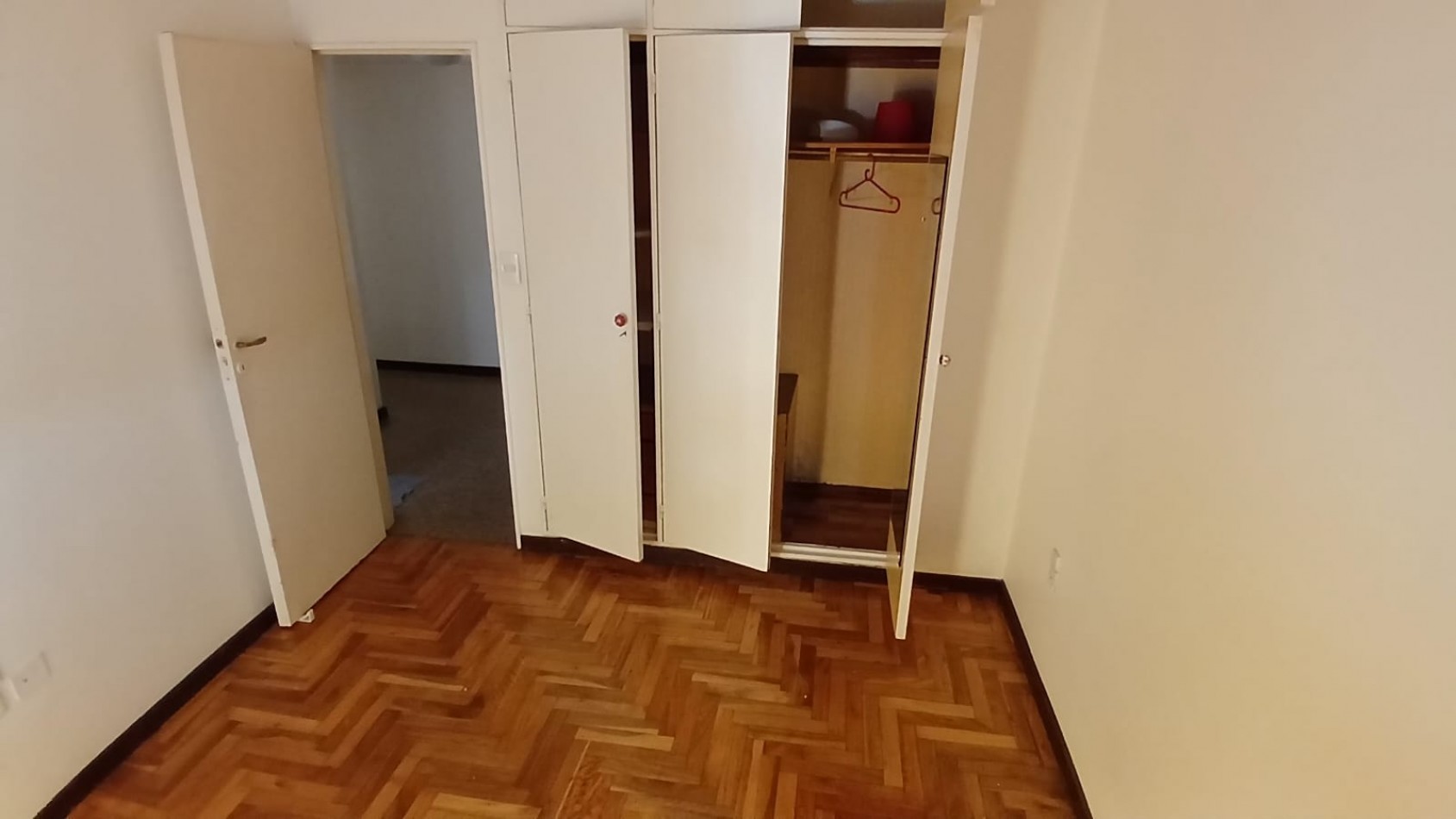 ALQUILER 24 MESES. 3 AMB.COCHERA, ALGUNOS MUEBLES.